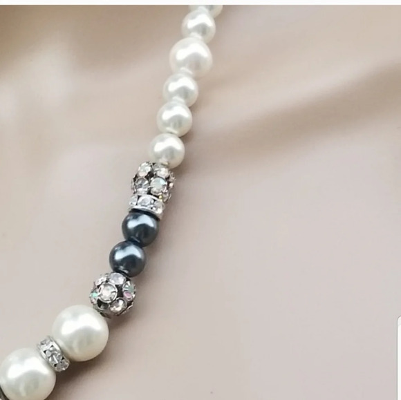 TWO VINTAGE FAUX PEARL & FACETED GLASS CRYSTAL NECKLACES - Picture 6 of 7